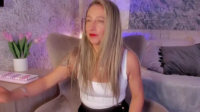 Snapshot of Liannaa_ chatting on October 9, 2025, 7:47 pm Liannaa online show from October 9, 2025, 7:47 pm