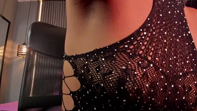 alahia betancurx online show from November 15, 2025, 2:43 pm