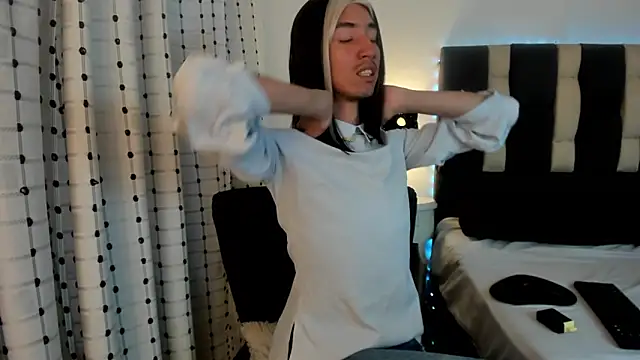 loverisu-coral online show from December 19, 2025, 10:01 pm