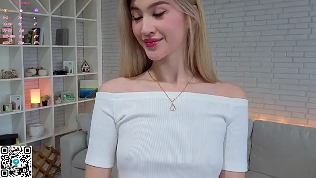 Snapshot of Tessalune_ chatting on September 30, 2025, 6:08 am Tessalune online show from September 30, 2025, 6:08 am
