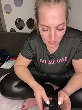 xqueenkinky online show from March 18, 2025, 7:55 pm