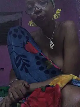 Snapshot of Ladyzee25 chatting on November 17, 2025, 8:18 am Ladyzee25 online show from November 17, 2025, 8:18 am