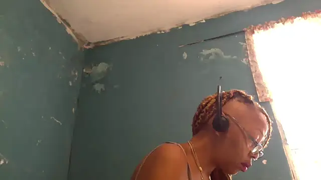 Snapshot of Ladyzee25 chatting on November 10, 2025, 8:14 pm Ladyzee25 online show from November 10, 2025, 8:14 pm