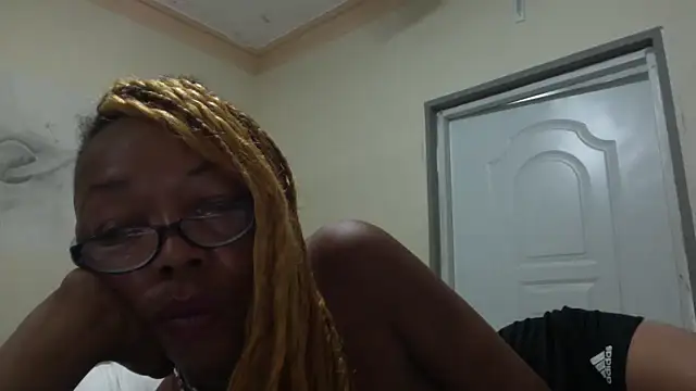 Snapshot of Ladyzee25 chatting on October 19, 2025, 9:23 am Ladyzee25 online show from October 19, 2025, 9:23 am