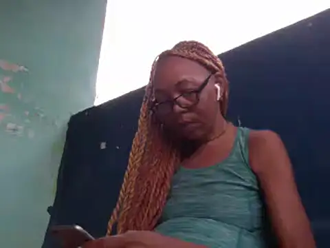 Snapshot of Ladyzee25 chatting on June 21, 2026, 11:21 pm Ladyzee25 online show from June 21, 2026, 11:21 pm