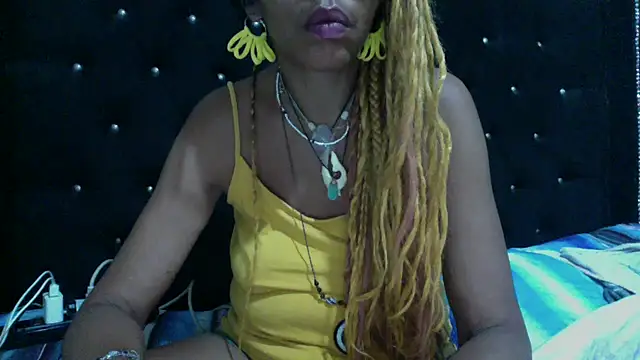 Snapshot of Ladyzee25 chatting on October 19, 2025, 11:40 pm Ladyzee25 online show from October 19, 2025, 11:40 pm