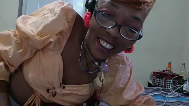 Snapshot of Ladyzee25 chatting on October 18, 2025, 2:08 pm Ladyzee25 online show from October 18, 2025, 2:08 pm