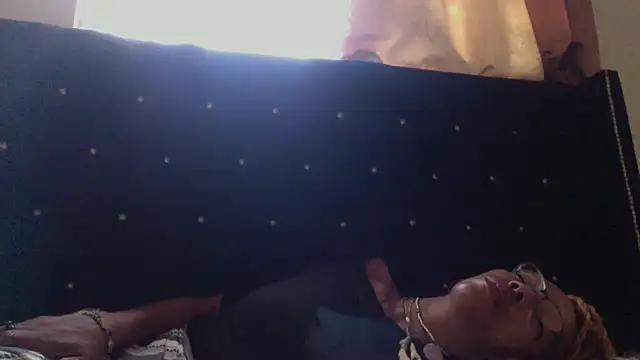 Snapshot of Ladyzee25 chatting on October 21, 2025, 2:38 pm Ladyzee25 online show from October 21, 2025, 2:38 pm