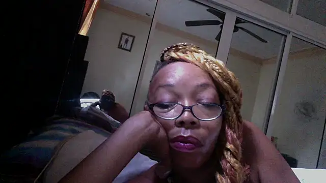Snapshot of Ladyzee25 chatting on October 17, 2025, 1:02 pm Ladyzee25 online show from October 17, 2025, 1:02 pm