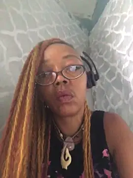 Snapshot of Ladyzee25 chatting on October 27, 2025, 3:35 pm Ladyzee25 online show from October 27, 2025, 3:35 pm