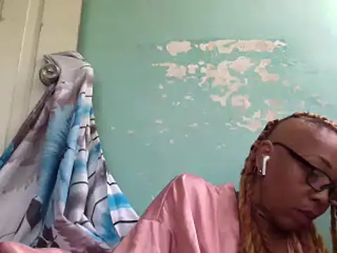 Snapshot of Ladyzee25 chatting on July 2, 2026, 6:14 pm Ladyzee25 online show from July 2, 2026, 6:14 pm