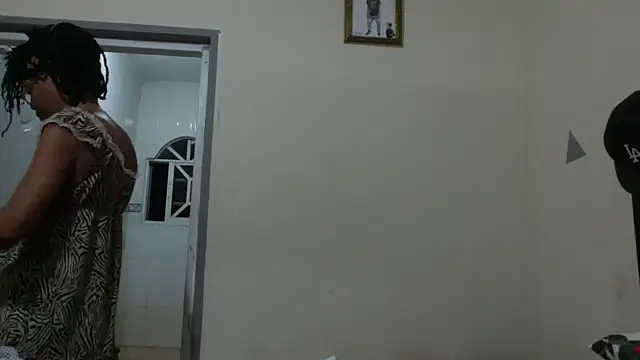 Snapshot of Ladyzee25 chatting on October 7, 2025, 2:45 am Ladyzee25 online show from October 7, 2025, 2:45 am