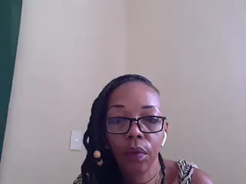Snapshot of Ladyzee25 chatting on August 1, 2026, 2:26 pm Ladyzee25 online show from August 1, 2026, 2:26 pm