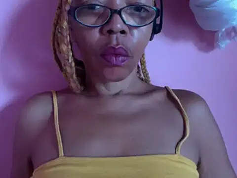 Snapshot of Ladyzee25 chatting on December 18, 2025, 3:27 pm Ladyzee25 online show from December 18, 2025, 3:27 pm