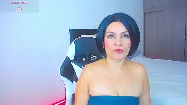 CarolinneFiotti online show from November 3, 2025, 1:58 pm