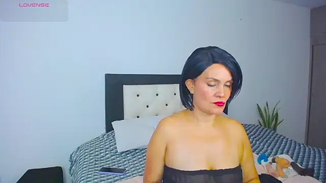 CarolinneFiotti online show from October 10, 2025, 1:01 pm