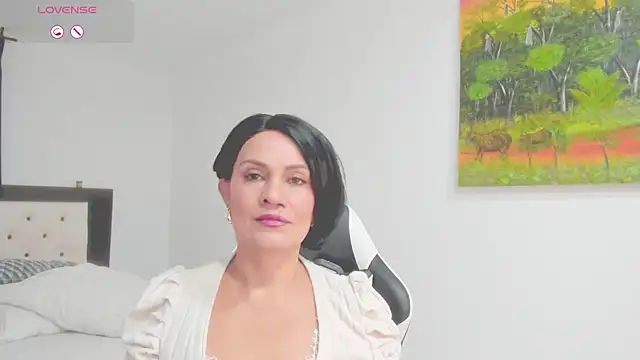 Snapshot of CarolinneFiotti chatting on February 17, 2026, 2:14 pm CarolinneFiotti online show from February 17, 2026, 2:14 pm