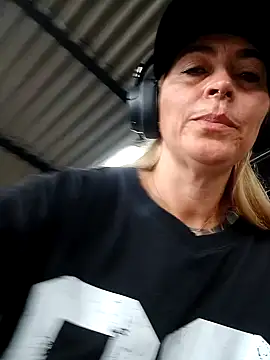 Snapshot of Sara_Valkyri chatting on March 7, 2025, 6:54 pm Sara Valkyri online show from March 7, 2025, 6:54 pm