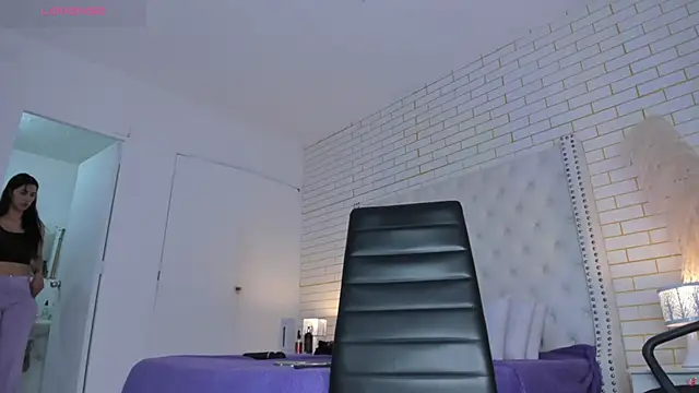 Emilly wilson  online show from November 13, 2025, 12:09 pm