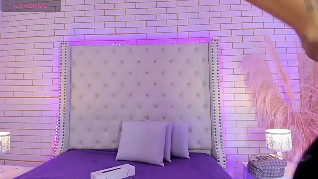 Emilly wilson  online show from October 23, 2025, 11:42 am