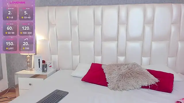 Snapshot of ArianaaGrace chatting on November 18, 2025, 7:39 pm ArianaaGrace online show from November 18, 2025, 7:39 pm