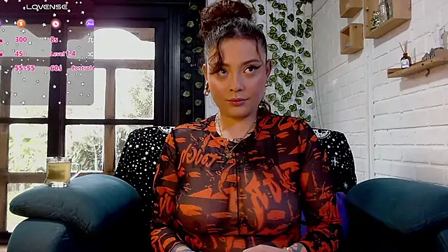 Snapshot of LiraSonnett chatting on December 3, 2025, 10:09 pm LiraSonnett online show from December 3, 2025, 10:09 pm