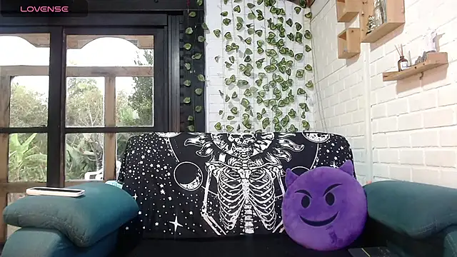 Snapshot of LiraSonnett chatting on October 21, 2025, 9:03 pm LiraSonnett online show from October 21, 2025, 9:03 pm