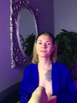 Snapshot of EmmaGallen chatting on March 16, 2025, 8:43 am EmmaGallen online show from March 16, 2025, 8:43 am