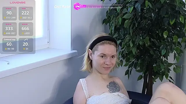 Snapshot of EmmaGallen chatting on October 14, 2025, 9:21 am EmmaGallen online show from October 14, 2025, 9:21 am