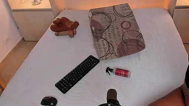 BeverlySteel online show from November 9, 2025, 12:42 pm