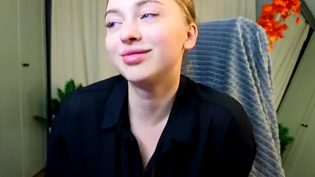 Snapshot of christie_luv chatting on November 19, 2025, 2:28 pm christie luv online show from November 19, 2025, 2:28 pm