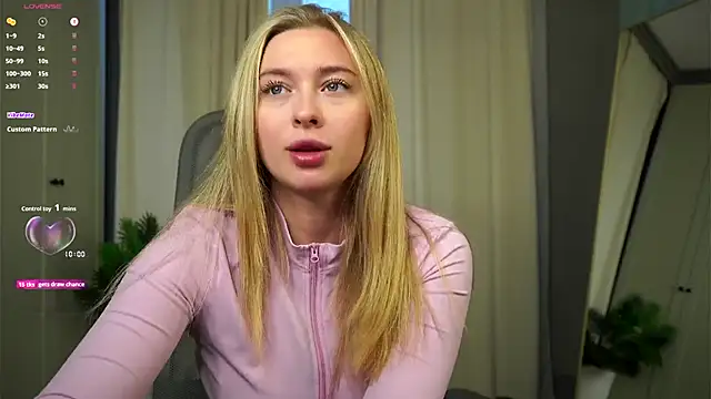 Snapshot of christie_luv chatting on December 4, 2025, 1:10 pm christie luv online show from December 4, 2025, 1:10 pm