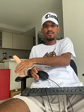 Snapshot of Miguel_bigcock chatting on February 19, 2026, 3:20 pm Miguel bigcock online show from February 19, 2026, 3:20 pm