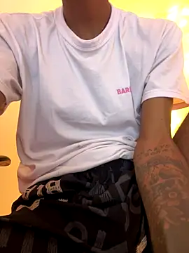 Snapshot of Miguel_bigcock chatting on December 15, 2025, 2:28 am Miguel bigcock online show from December 15, 2025, 2:28 am