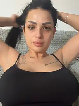 Snapshot of IrisRossie chatting on July 8, 2026, 8:04 am IrisRossie online show from July 8, 2026, 8:04 am