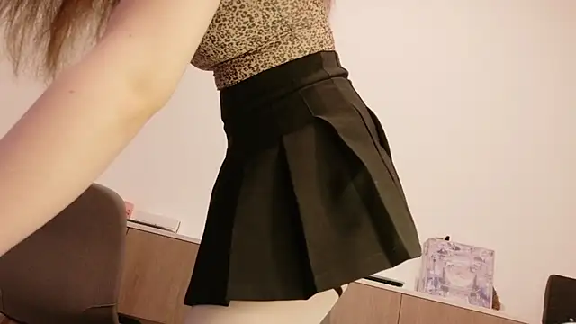 Snapshot of BeeBlossom chatting on December 14, 2025, 2:44 pm BeeBlossom online show from December 14, 2025, 2:44 pm