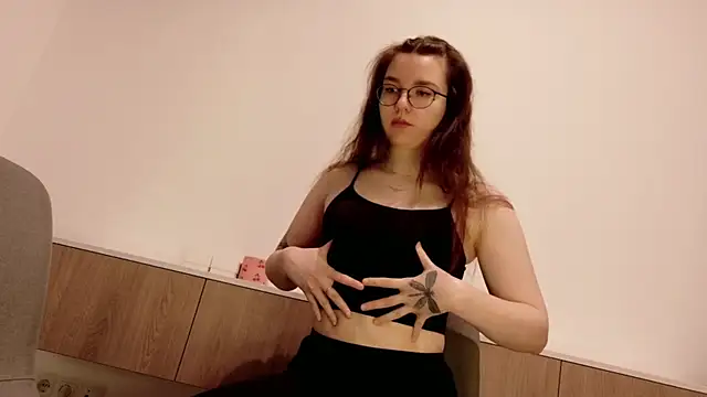 Snapshot of BeeBlossom chatting on November 29, 2025, 4:07 pm BeeBlossom online show from November 29, 2025, 4:07 pm