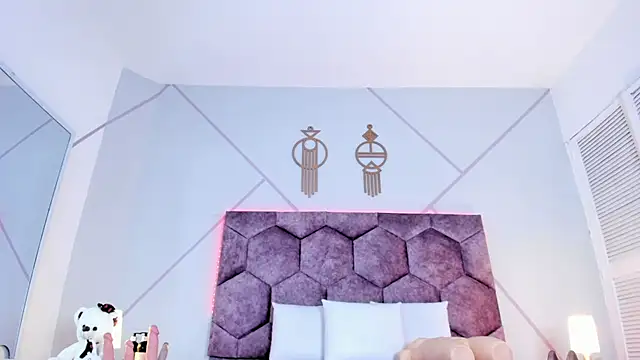 aurora collinss  online show from January 13, 2026, 12:53 pm