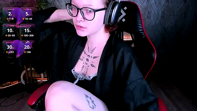 NicoleFlloret online show from September 10, 2025, 1:43 pm