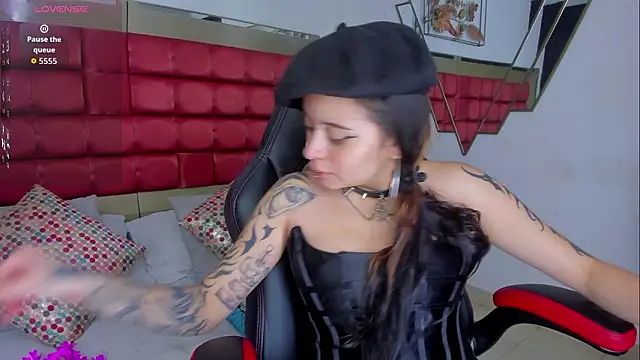 SaskiaGrendel online show from February 3, 2026, 12:10 am