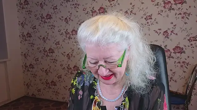 Maya Mayflower online show from November 17, 2025, 4:05 am