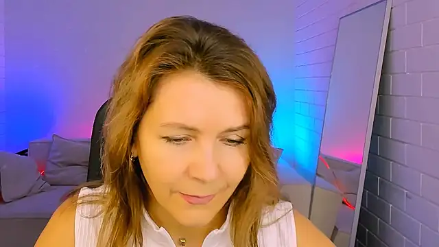 NicoleHitman online show from November 12, 2025, 9:24 am