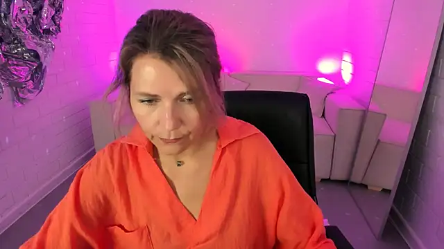 Snapshot of NicoleHitman chatting on August 3, 2026, 1:06 pm NicoleHitman online show from August 3, 2026, 1:06 pm