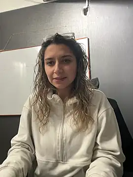 Isabella Varella online show from February 10, 2026, 12:37 pm