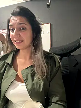 Isabella Varella online show from November 12, 2025, 1:04 pm