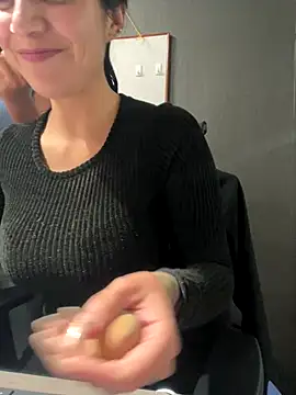 Isabella Varella online show from November 11, 2025, 12:33 pm