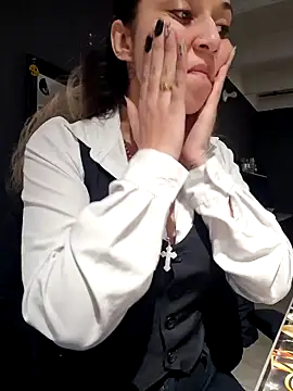 Isabella Varella online show from October 24, 2025, 12:37 pm