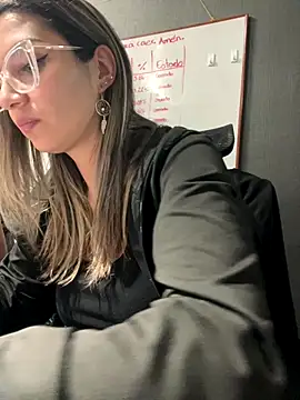 Isabella Varella online show from November 15, 2025, 12:58 am