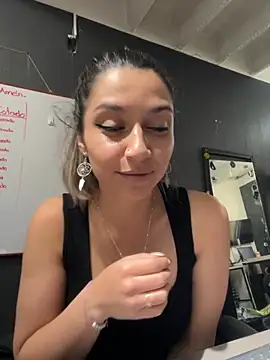 Isabella Varella online show from November 14, 2025, 12:53 pm