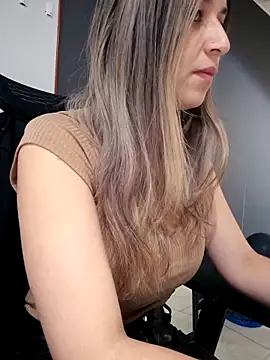 Isabella Varella online show from October 17, 2025, 1:02 pm